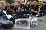 massa-berbaju-hitam-demo-hari-buruh.jpg