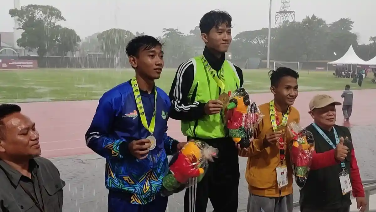 Raih Juara 1, M Dzulfikar Terjang Hujan Deras Saat Lomba Lari 400 Meter di Pospenas IX Solo