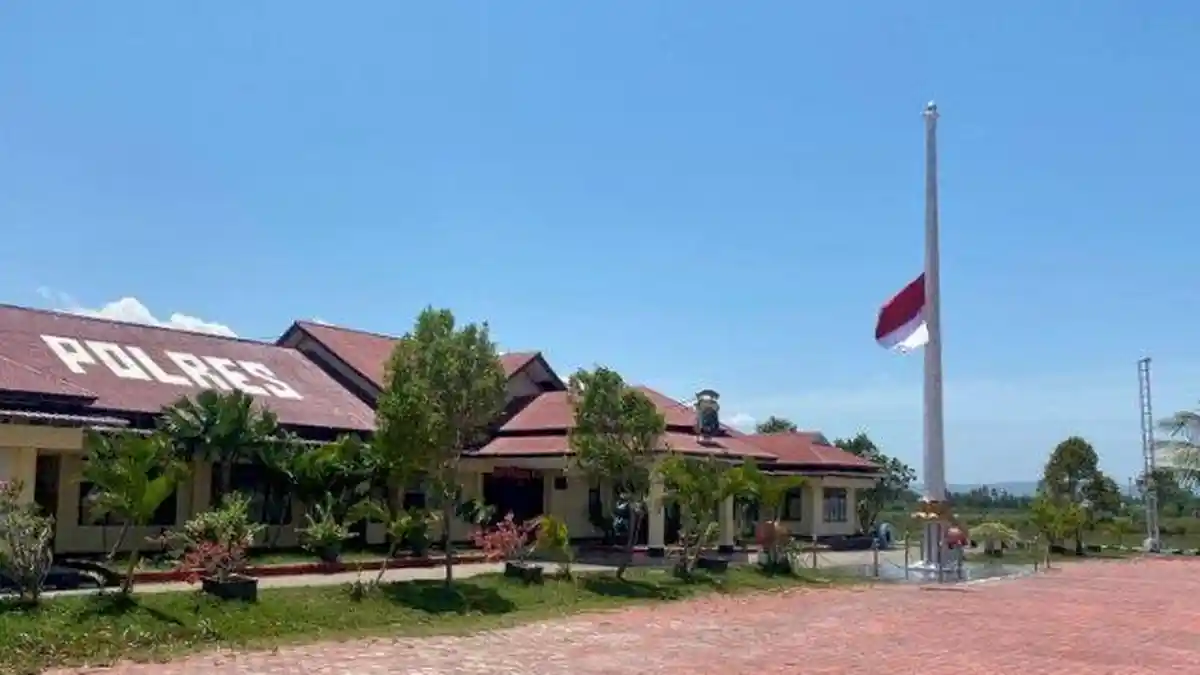 Polres Kupang Kibarkan Bendera Setengah Tiang Peringati Hari Kesaktian Pancasila