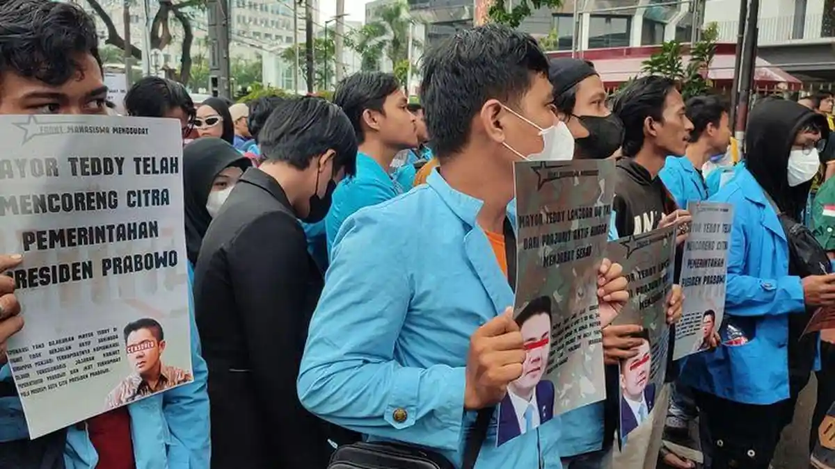 Demo Mahasiswa 'Indonesia Gelap' Bawa Poster Mayor Teddy, Nilai Seskab Langgar UU TNI