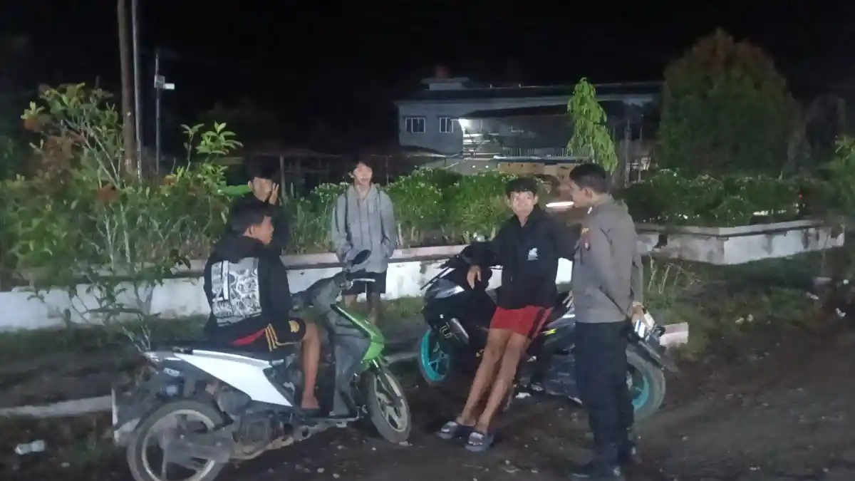 Personel Polsek Sengah Temila Patroli Malam, Ingatkan Pemuda Soal Bahaya Balap Liar - Tribunpontianak.co.id