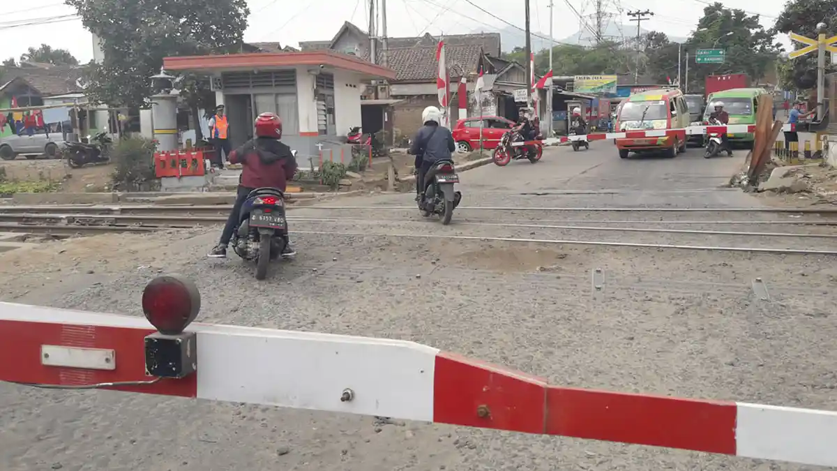 Terobos Palang Pintu Kereta Api, Seorang Pria di Subang Tewas Tersambar Kereta Api