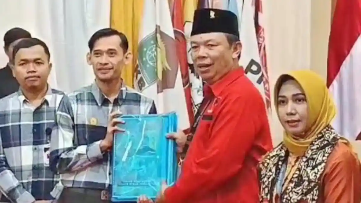 Didukung 16 Parpol, Ning Ita-Cak Sandi Pede Daftar Pilkada Mojokerto ...