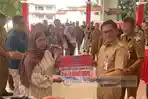 Bupati-Minahasa-Utara-Dr-Joune-Ganda-menyerahkan-Pemberian-Bantuan-Sosial-Dana-Duka.jpg