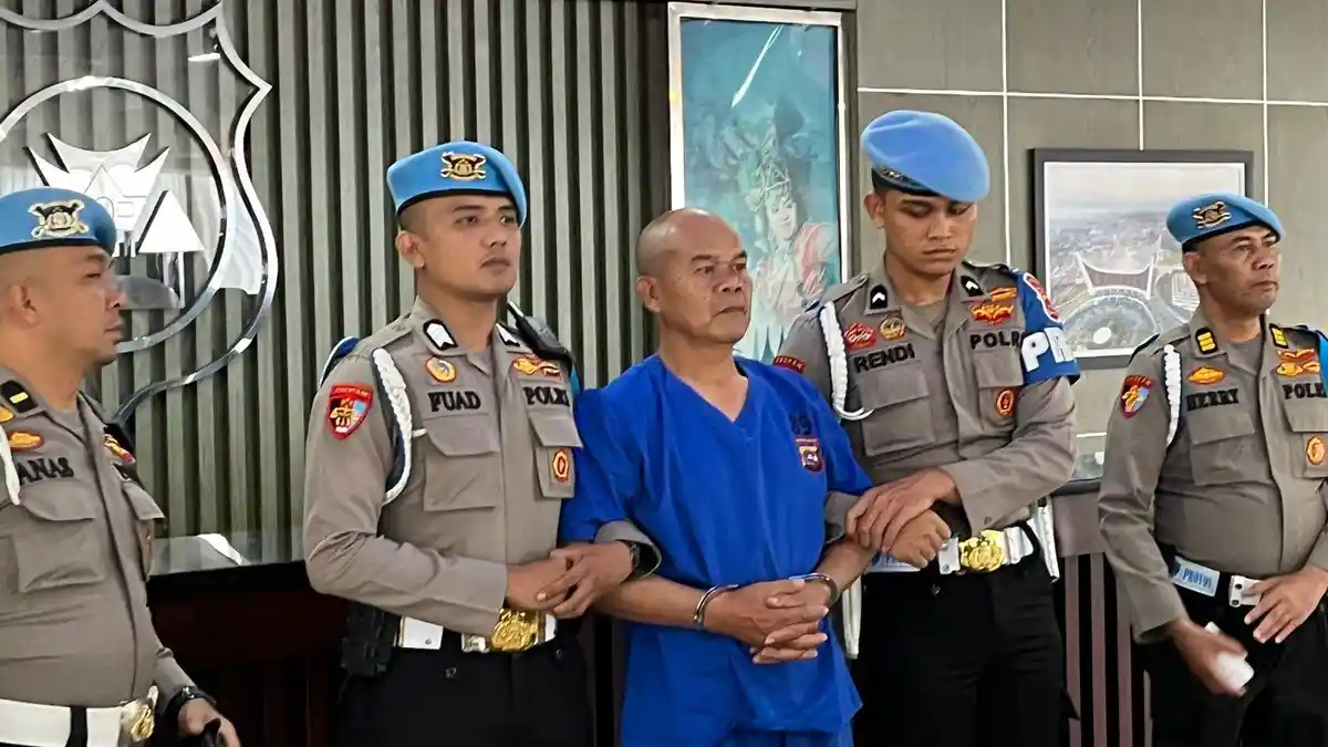 FOTO: AKP Dadang Iskandar Dihadirkan saat Ekspos Barang Bukti Polisi Tembak Polisi di Solok Selatan - Kasus-polisi-tembak-polisi-di-Mapolres-Solok-Selatan-Foto-Sabtu-231120242.jpg