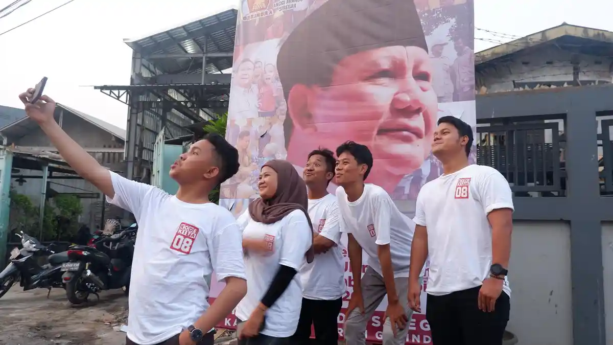 Warga Cikoding Jakarta Utara Jadikan Baliho Selamat Ulang Tahun Prabowo Spot Selfie