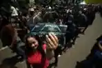 Pekerja Selesaikan Panggung Konser Metallica
