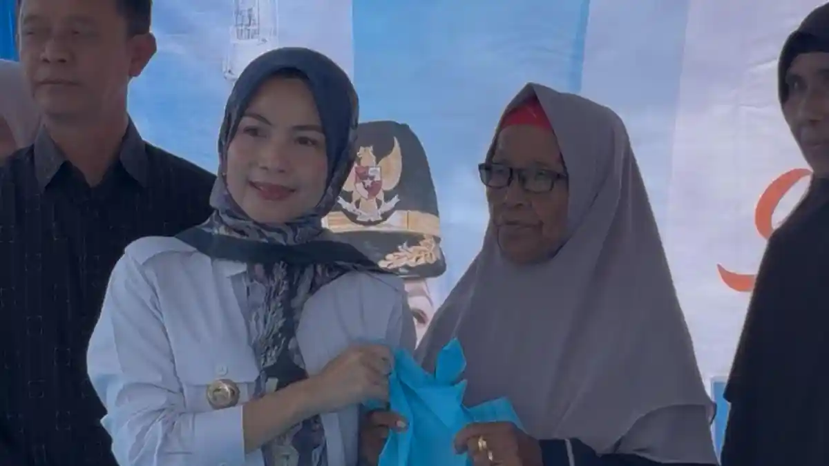 Bupati Serang Datangi Pulau Panjang, Warga Dapat 1.100 Paket Sembako dan Bantuan Rumah