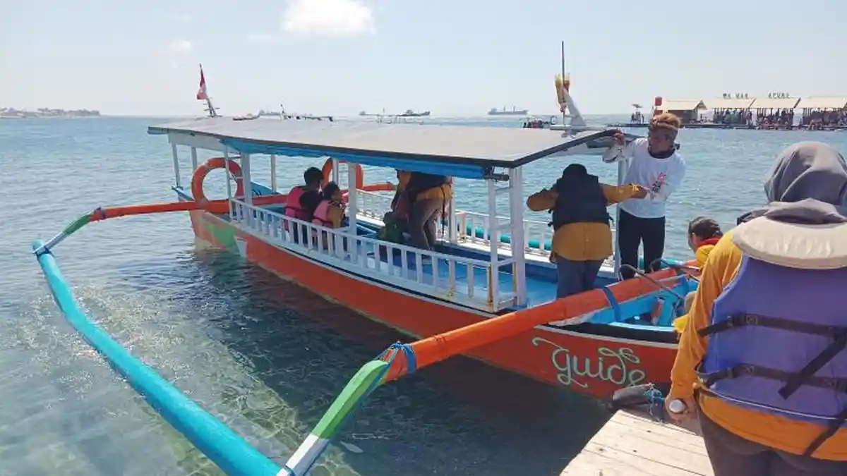 Tumpahan Cairan Diduga Oli Bekas Cemari Pantai Bangsring Banyuwangi