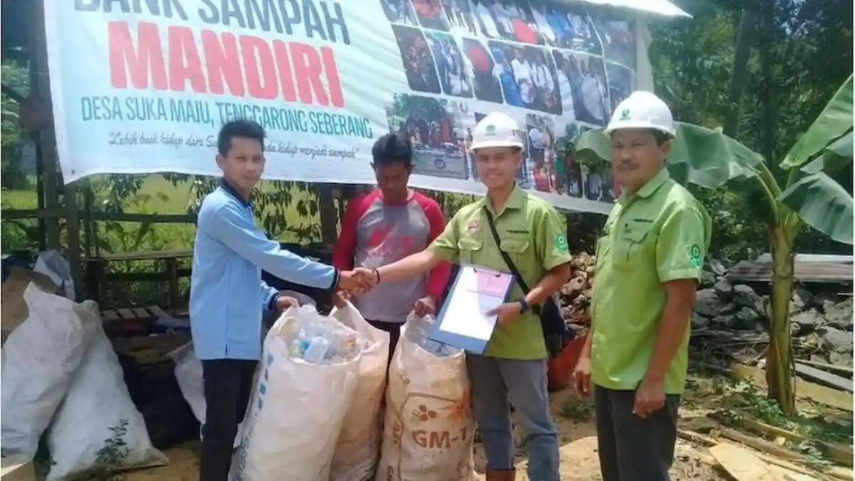Warga Kutai Olah Sampah Limbah Plastik Jadi Paving Block