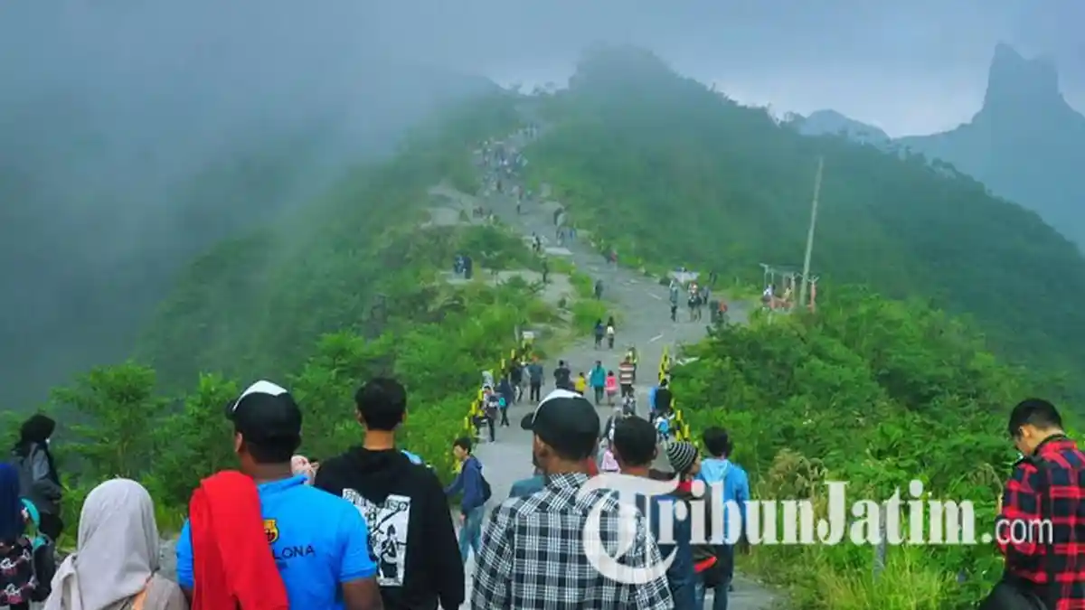 Tim SAR Sisir Dua Jalur ke Gunung Kelud, Pendaki Cewek yang Tersesat Pingsan
