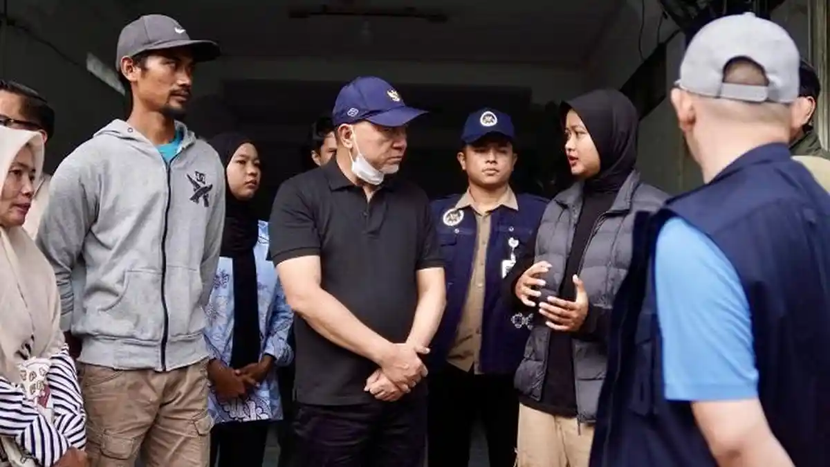 Menko Pangan Zulkifli Hasan Meninjau SPPG yang Jadi Dapur Umum di Daerah Bencana
