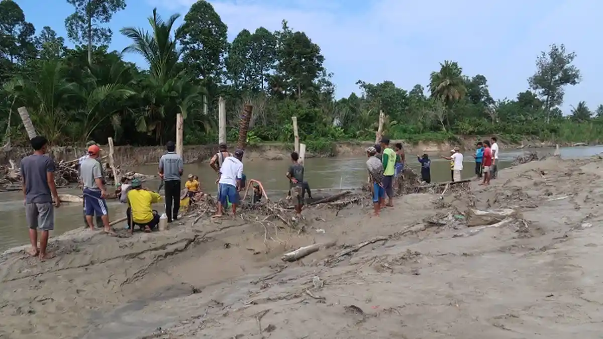 Tanpa Alat Berat, Warga Desa Pongo Masamba Gotong Royong Normalisasi Sungai