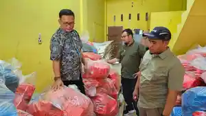 Komisi-Pemilihan-Umum-Sumut-saat-meninjau-proses-packing.jpg