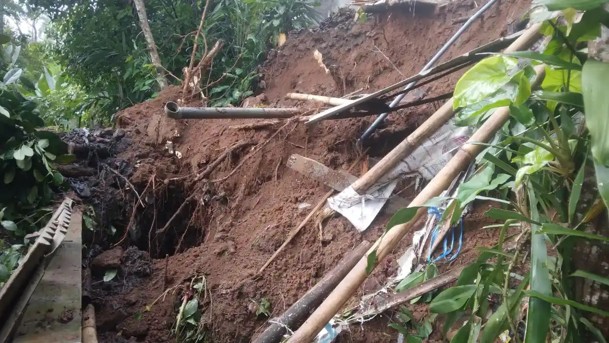 Ciamis Diguyur Hujan Deras, Rumah Warga di Nasol Cikoneng Retak-retak akibat Longsor