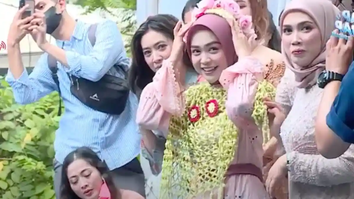 Dicebur Para Sahabat ke Kolam Renang, Begini Ekspresi Ria Ricis