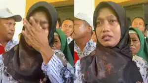 Guru-Supriyani-menangis-usai-vonis-bebas-kasus-aniata-anak-polisi-di-PN-Andoolo-Konawe-Selatan.jpg