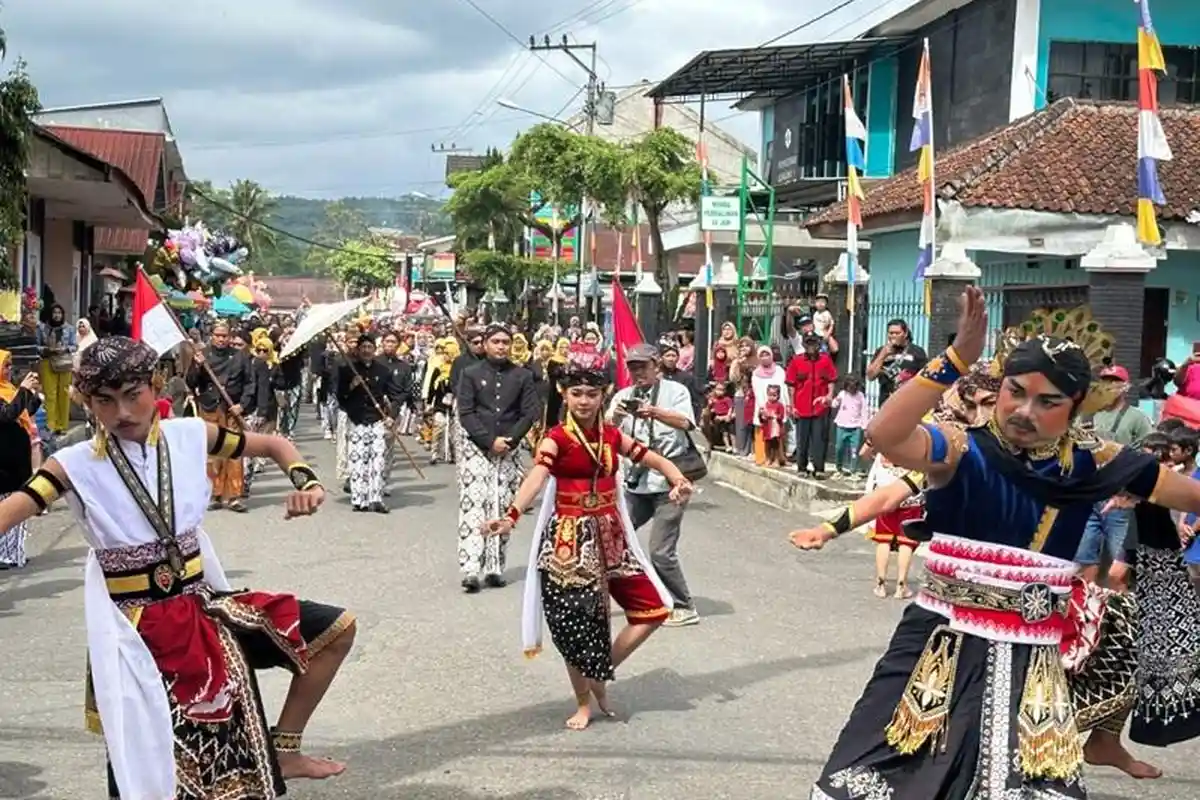Gotong Royong Warga Leksono Hidupkan Semangat Hari Jadi Wonosobo