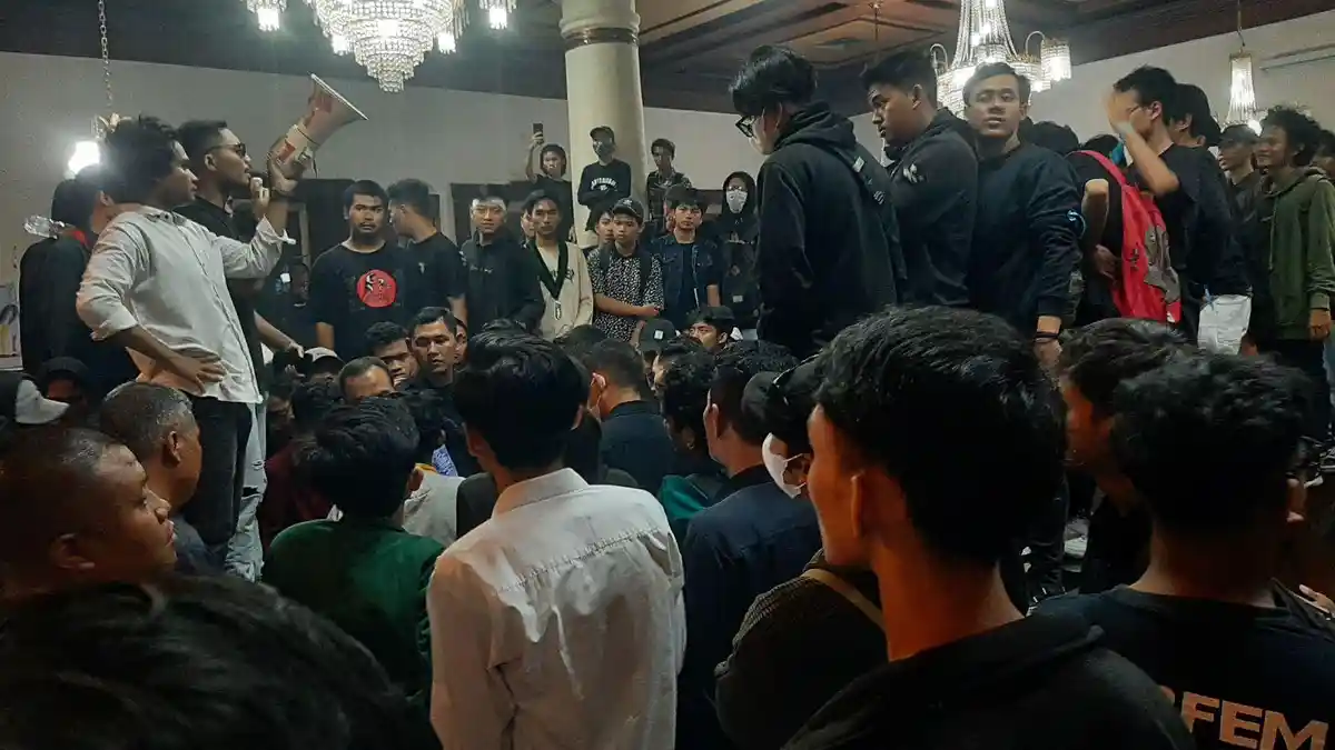 Ratusan Mahasiswa Gelar Demo di DPRD DIY, Nekat Naik ke Meja Ruang Rapat Dewan dan Serukan Ini