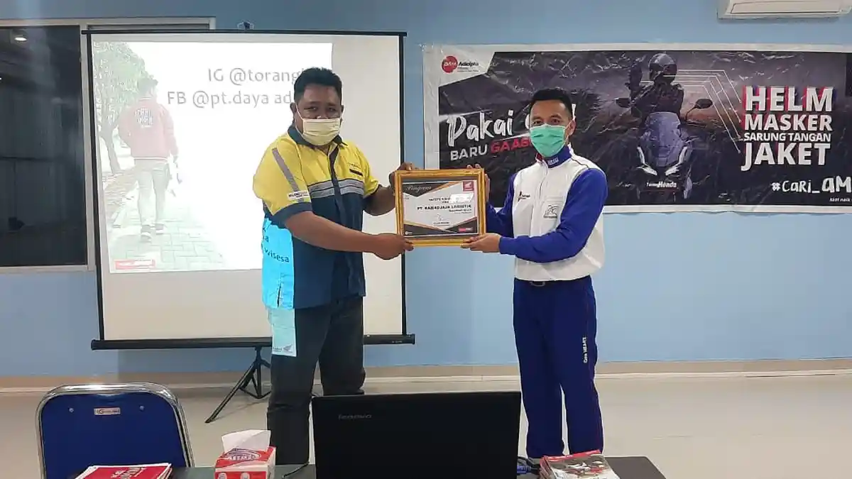 Honda DAW Sosialisasi #Cari_Aman, ini Tips Postur Berkendara yang Nyaman - honda-mengkampanyekan-cari_aman-dalam-rangka-keselamatan-berkendara.jpg