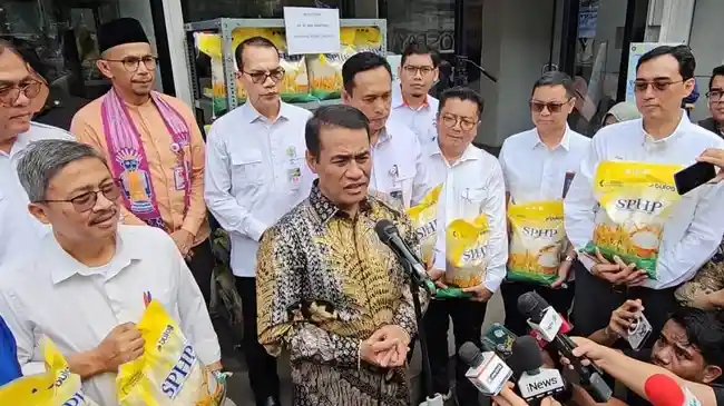 Mentan Amran Minta Bulog Gelontorkan Beras Premium saat Operasi Pasar