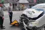 Mobil-ringsek-di-bagian-depan-setelah-menabrak-dua-motor-pohon-dan-rambu-lalu-lintas-di-blitar.jpg