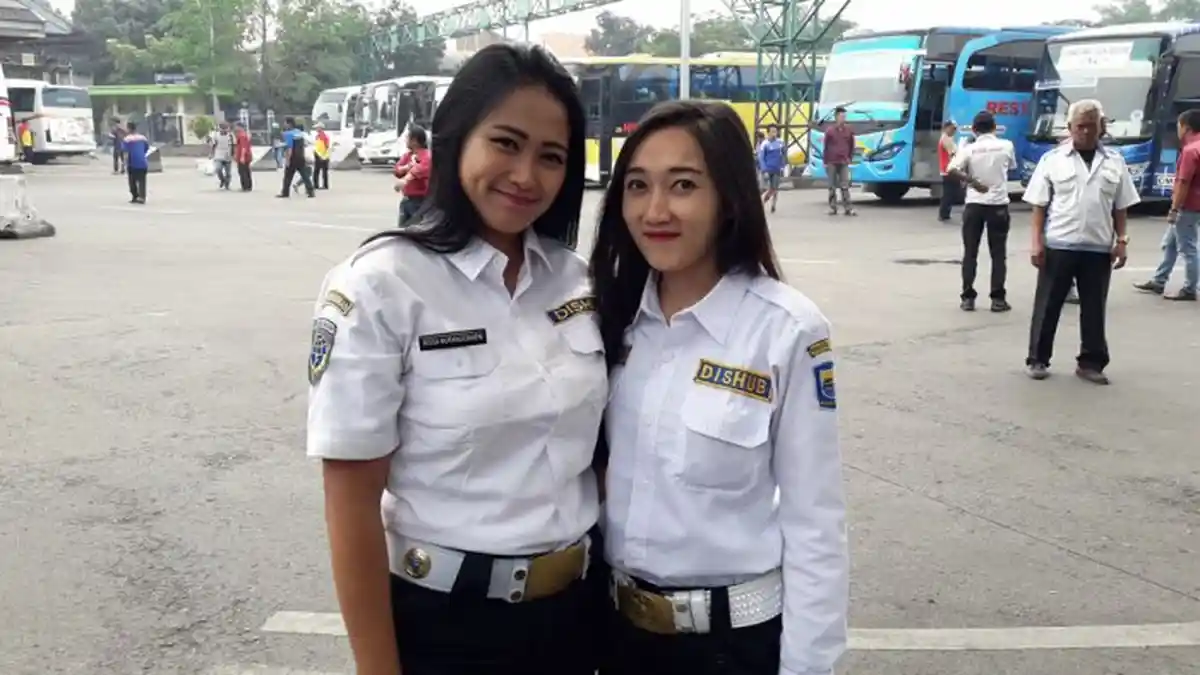 Petugas Cantik Terminal Leuwipanjang, Penumpang Minta Foto Tapi Sopir Minta Ini