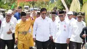 Bupati-Gorut-Thariq-Modanggu-saat-mendampingi-Wakil-Menteri-778888.jpg