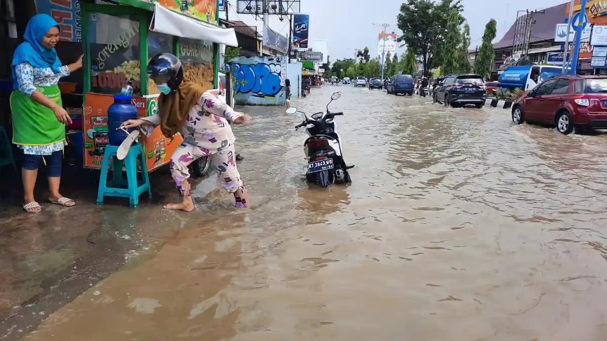 Parit Perempatan Flyover di Samarinda Amblas, Warga Mengeluh Hujan Satu Jam Saja Banjir