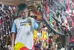 markus-so-langi-perlihatkan-parang-toraja-buatannya.jpg