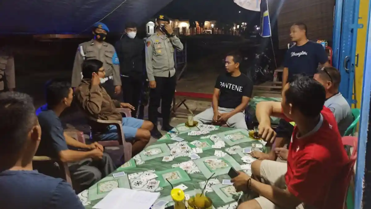 Polisi dan TNI Bubarkan Warga Asyik Main Kartu Remi di Muratara