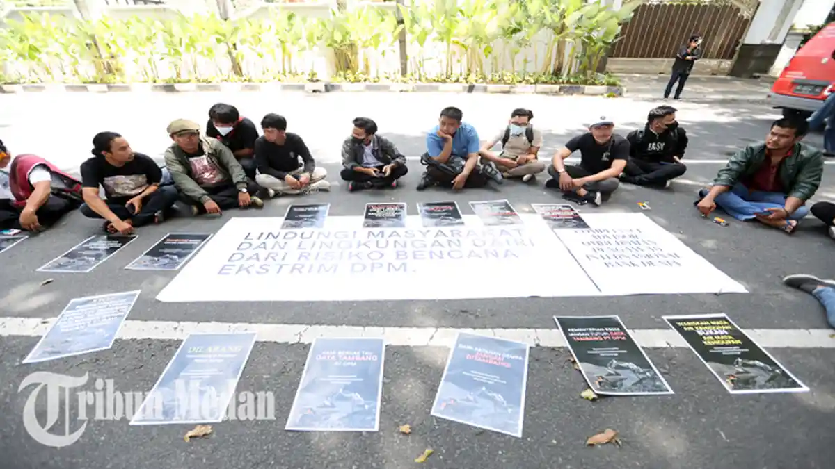 Berita Foto: Dairi Diancam Tambang, BAKUMSU Geruduk Konjen Tiongkok di Medan - 2482022_UNJUK-RASA_ABDAN-SYAKURO-11.jpg