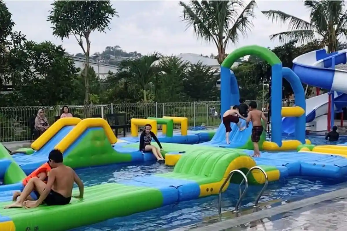 Wahana Wisata Balon Air Mengapung di Aqua Park The Wujil Ungaran Bisa Buat Liburan Keluarga