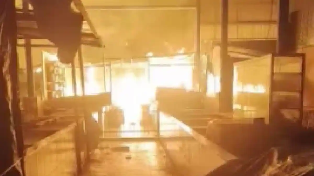 Kebakaran Lahap Sejumlah Lapak di Pasar Sentral Tadoha Mapaccing ...