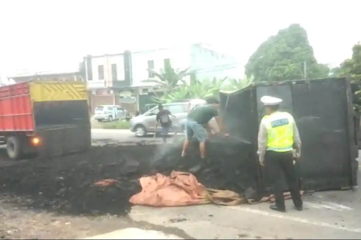 Truk Batubara Terguling di Mendalo, Anggota Satlantas Atur Lalu Lintas Dengan Sistem Buka Tutup