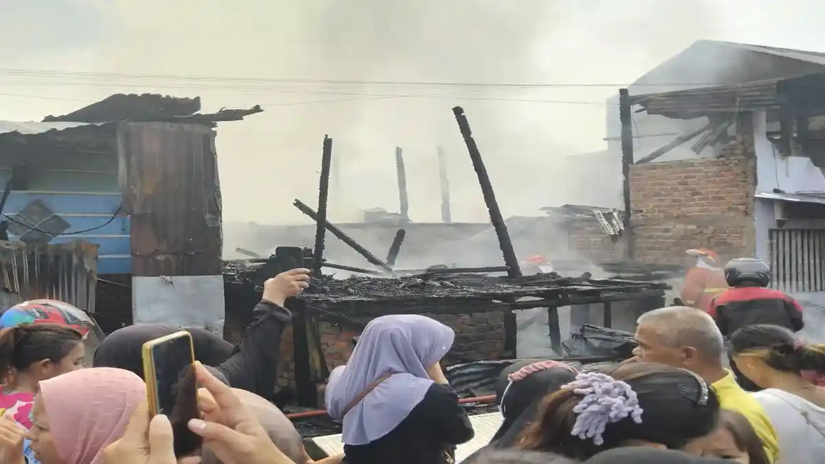 Tangis Korban Kebakaran di 10 Ilir Palembang, 20 KK Terdampak, Diduga Api dari Rumah ODGJ Lansia