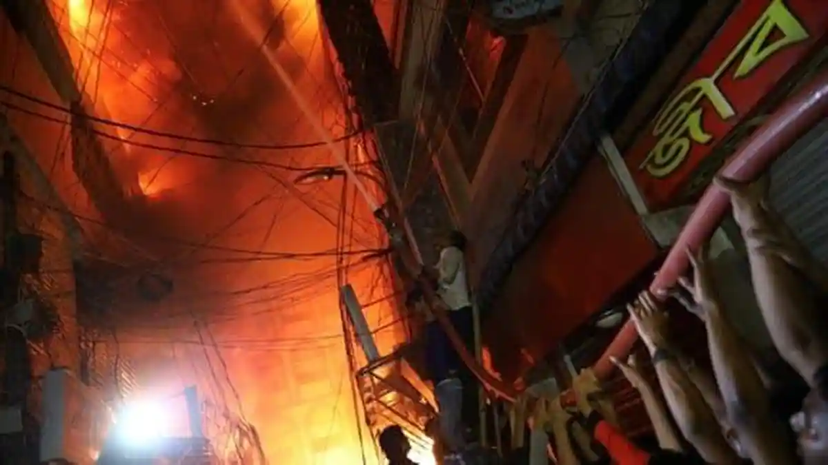 Kebakaran Besar Tewaskan Puluhan Orang di Dhaka Bangladesh