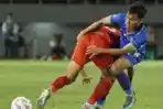 ma-FC-Arkhan-Fikri-mengadang-pesepak-bola.jpg