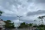 Langit-Batam-Center-Jumat-85-pagi-berawan-tebal-lalu-lintas-jalan-raya-tampak-lengang.jpg
