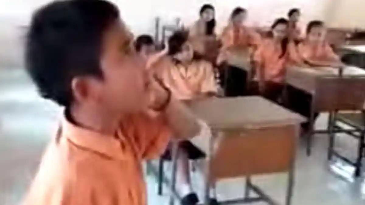 (VIDEO) Merinding Dengar Suara Bocah SD Ini saat Azan