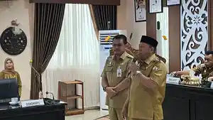 Bupati-Batola-Bahrul-Ilmi-saat-memperkenalkan-kADIS-Diskominfo-Batola.jpg
