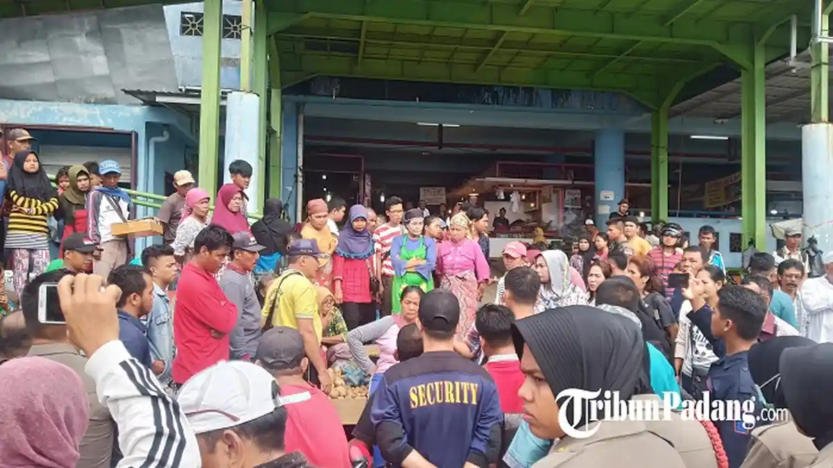 Ini Alasan Dinas Perdagangan Ngotot Larang PKL Jualan di Trotoar Pasar Raya Padang