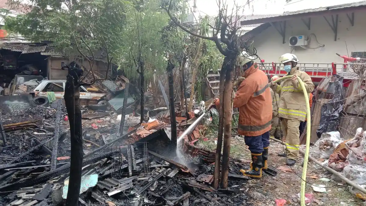 Diduga dari Puntung Rokok yang Menyala, Lapak Barang Bekas di Cipinang Muara Terbakar