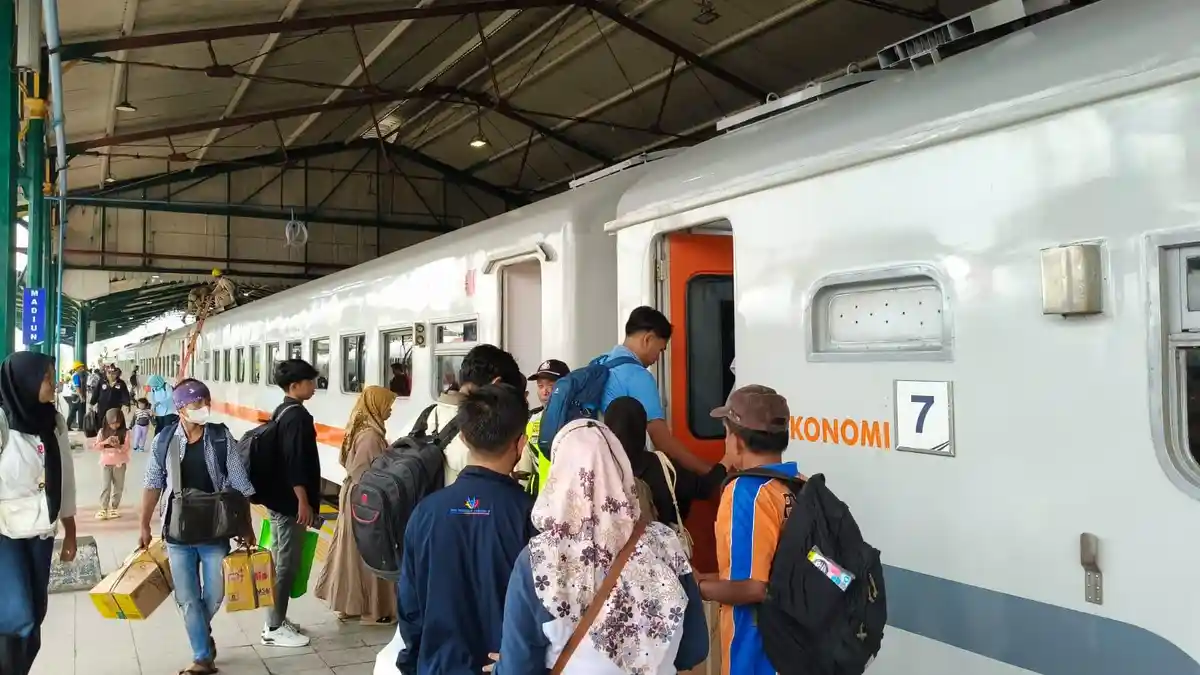 Volume Penumpang KAI Daop 7 Madiun Meningkat Saat Libur Sekolah, Didukung Diskon Tiket Kereta 30 Persen