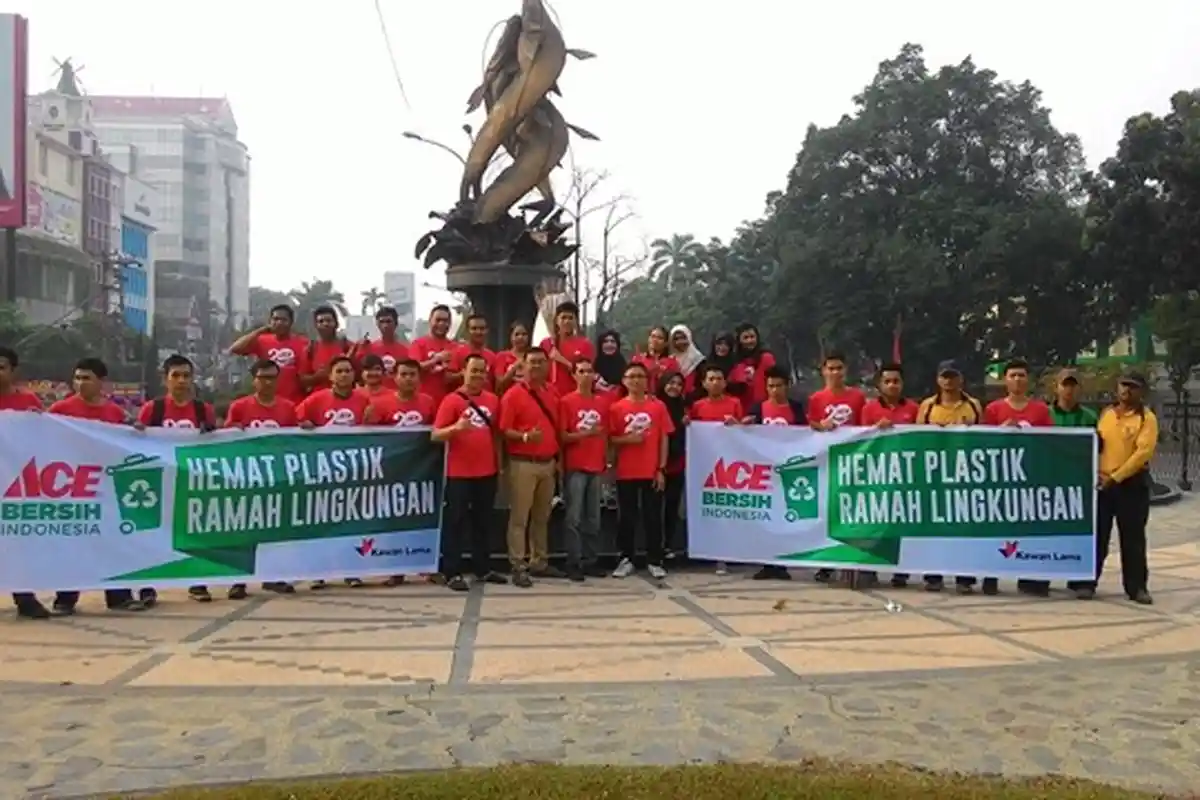 Ace Hardware Pekanbaru Bersihkan Ikon Kota Pekanbaru Tugu Selais