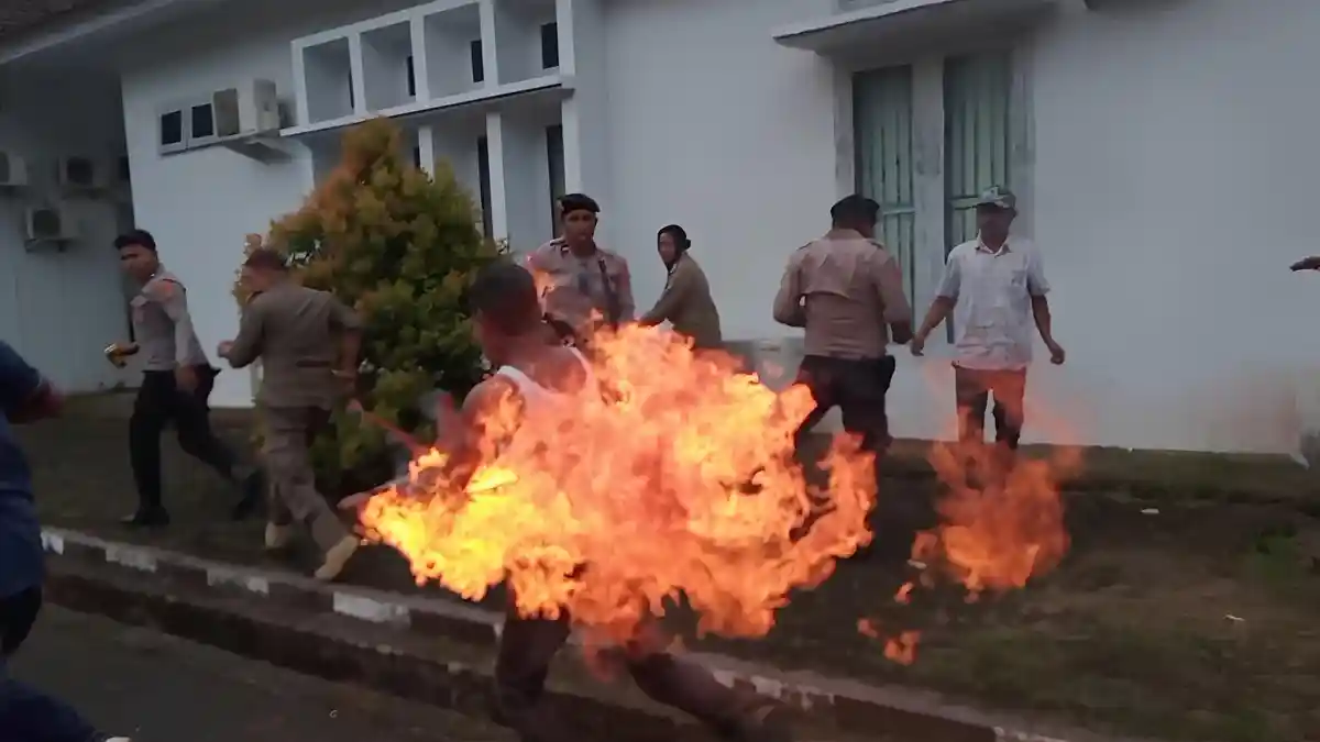 2 Aktivis PMII Terbakar Saat Demo di DPRD, Api Menyambar Saat Ban Disiram Bensin