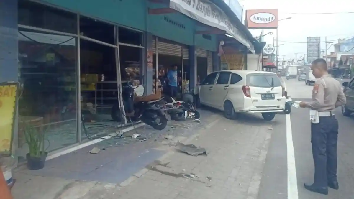 BREAKING NEWS: Mobil Tabrak Toko dan 4 Kendaraan di Wates, Diduga Gara-gara Sopir Ngantuk