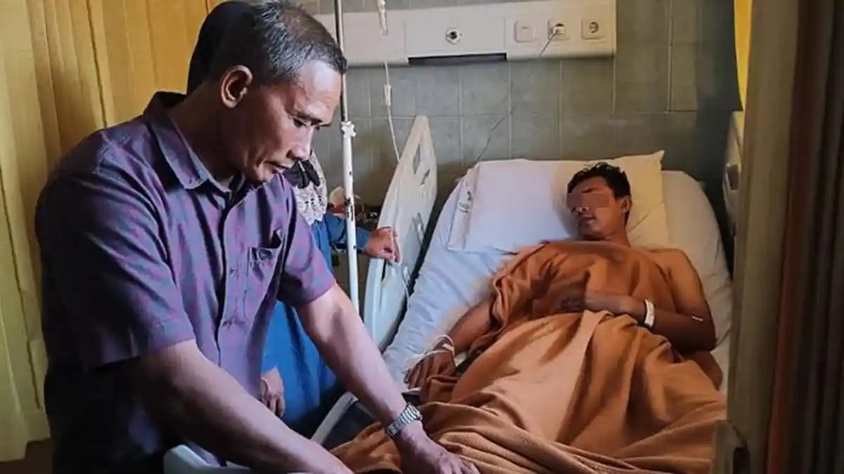 Asyik Boncengan sama Pacar Hendak ke Gressmall, Pemuda di Gresik Tertimpa Banner Caleg: Sesak