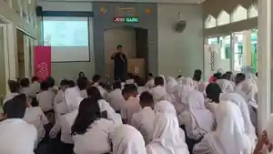 Pelatihan-Gemini-AI-yang-menyasar-siswa-di-SMPN-24-Kota-Malang-Rabu-842026.jpg