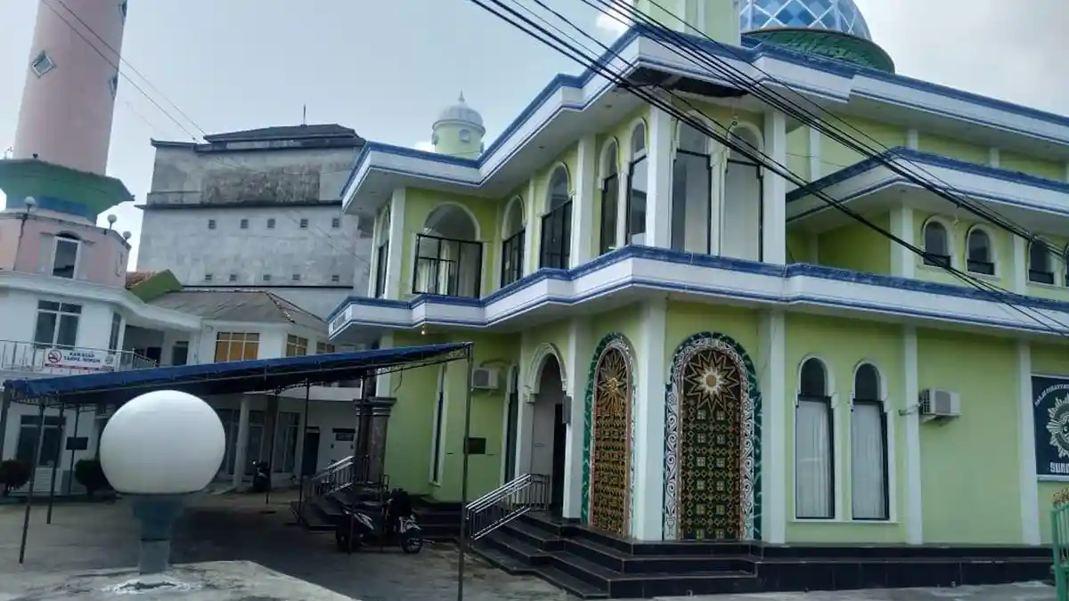 Rektor UNMUH Babel Jadi Khatib Salat Id di Masjid Baitul Ummah Sungailiat